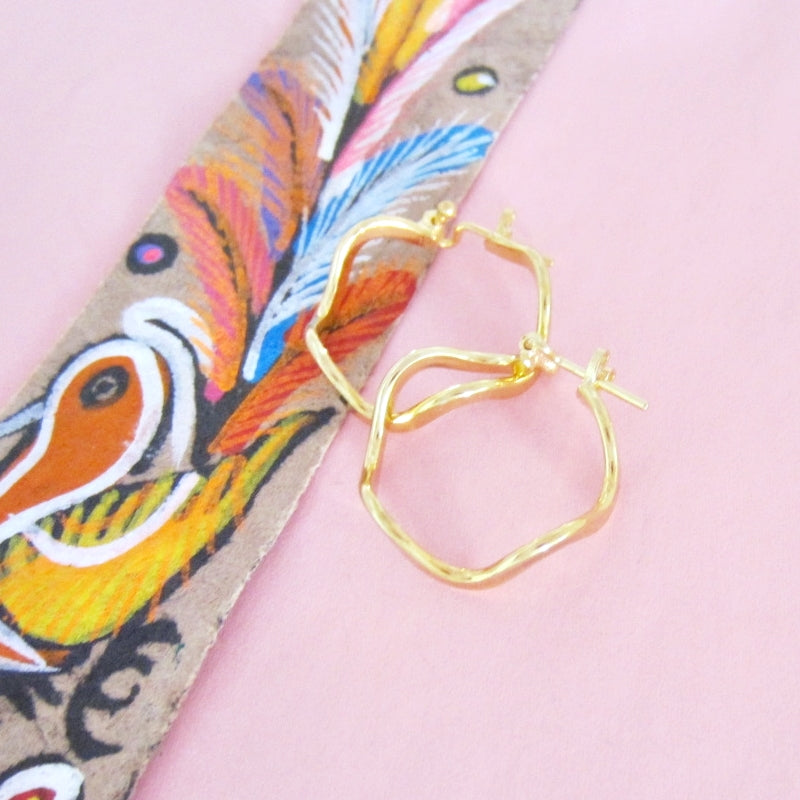 Wavy gold earrings