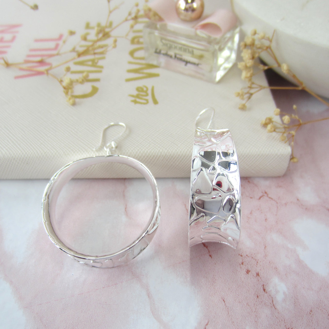 Arete plateado aro empedrado