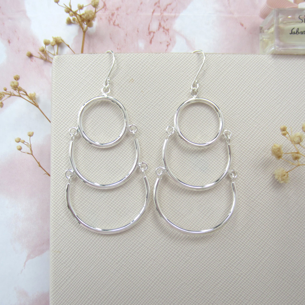 Arete plateado capullo alambres