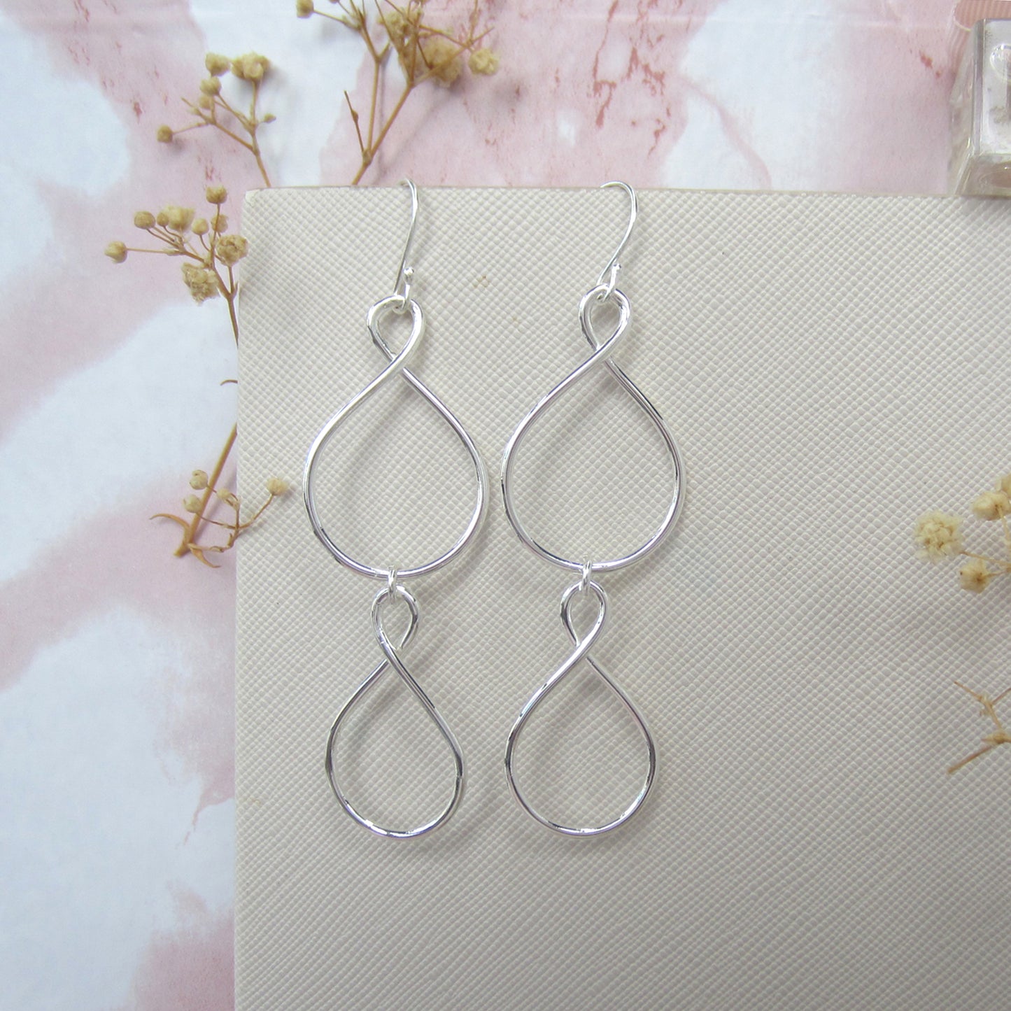 Arete plateado doble 8