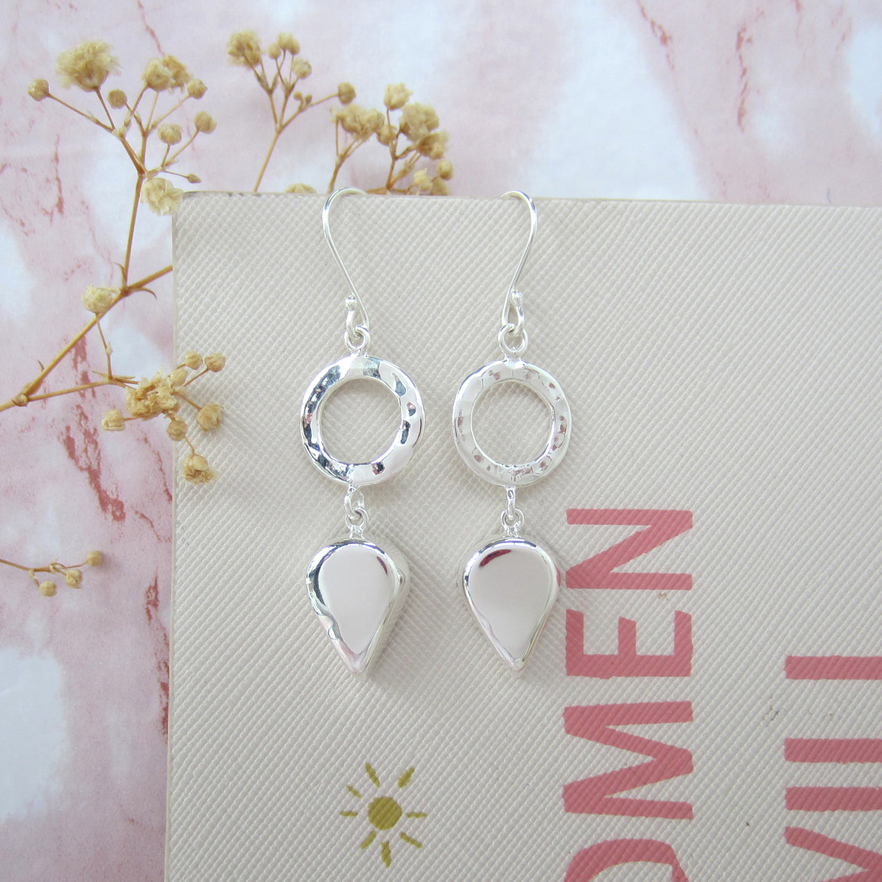 Arete plateado flecha