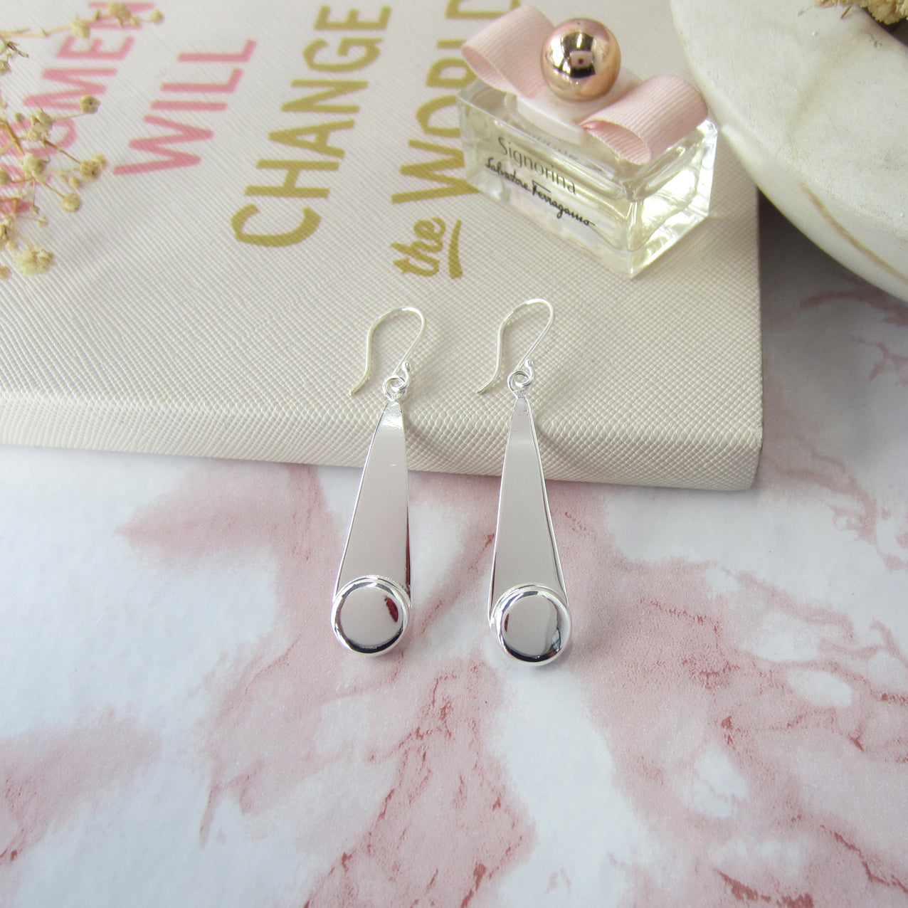 Arete plateado gota con circulo