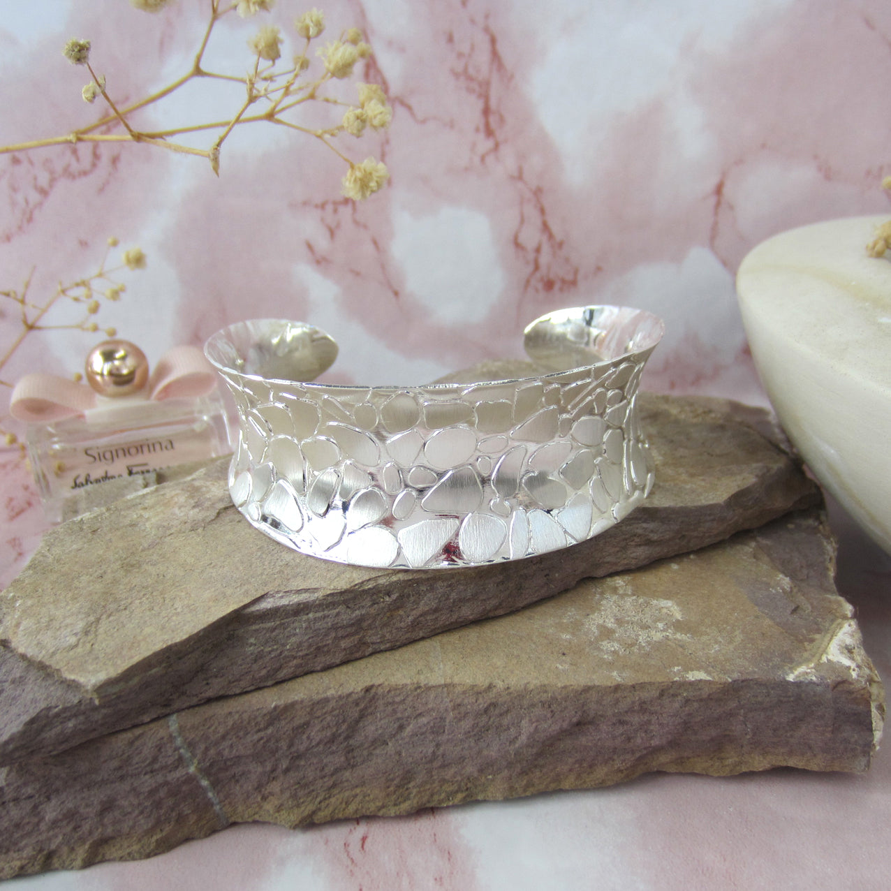 Brazalete plateado empedrado