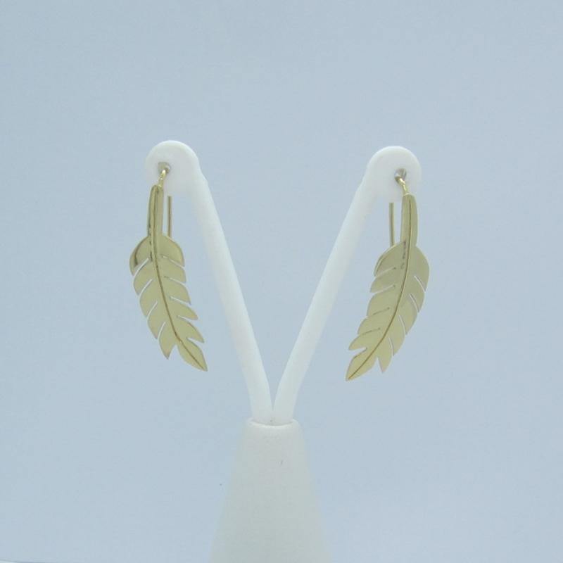 ARETES DORADOS PLUMA INDIA - Petick Joyería Artesanal