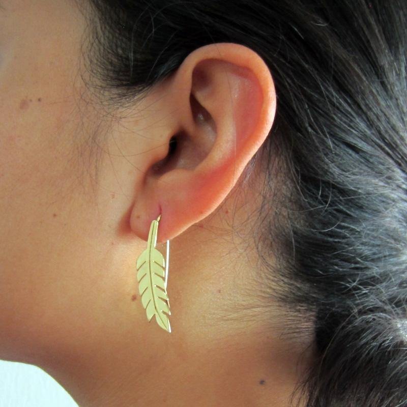 ARETES DORADOS PLUMA INDIA - Petick Joyería Artesanal