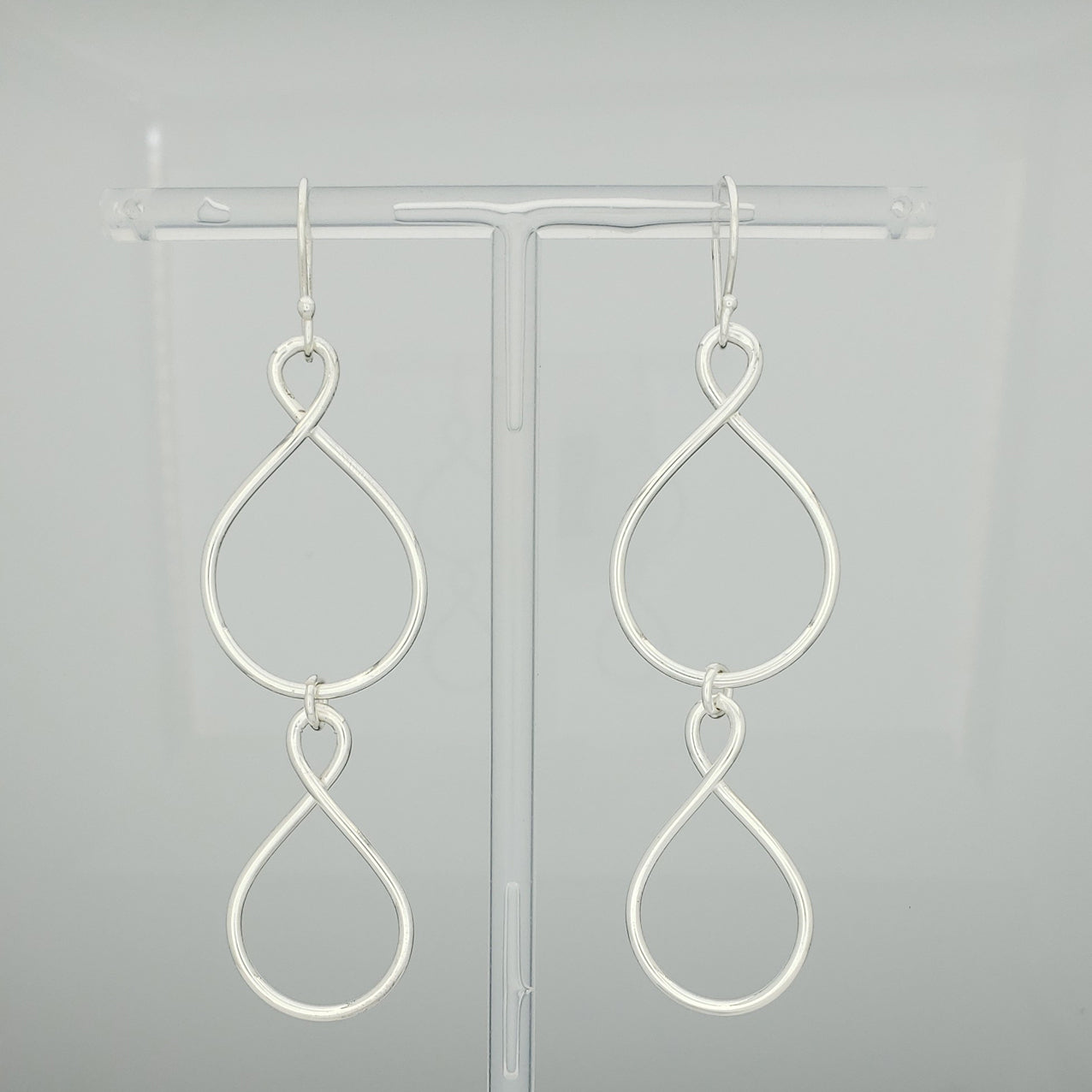 Arete plateado doble 8