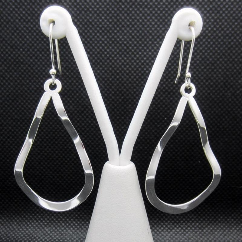 ARETES PLATEADOS GOTA ONDULADA - Petick Joyería Artesanal