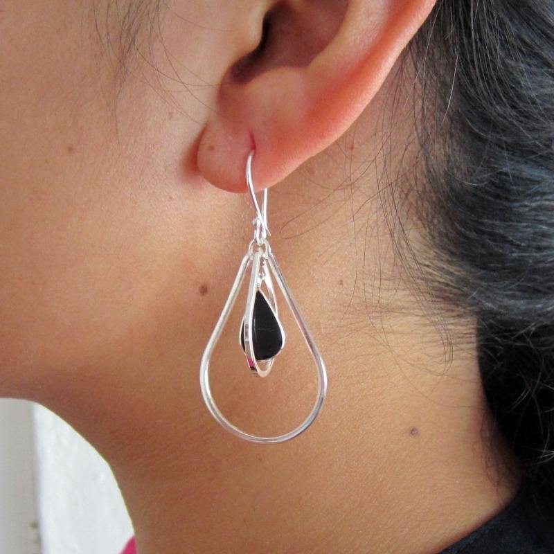 ARETES PLATEADOS GOTA MOVIBLE PIEDRA - Petick Joyería Artesanal