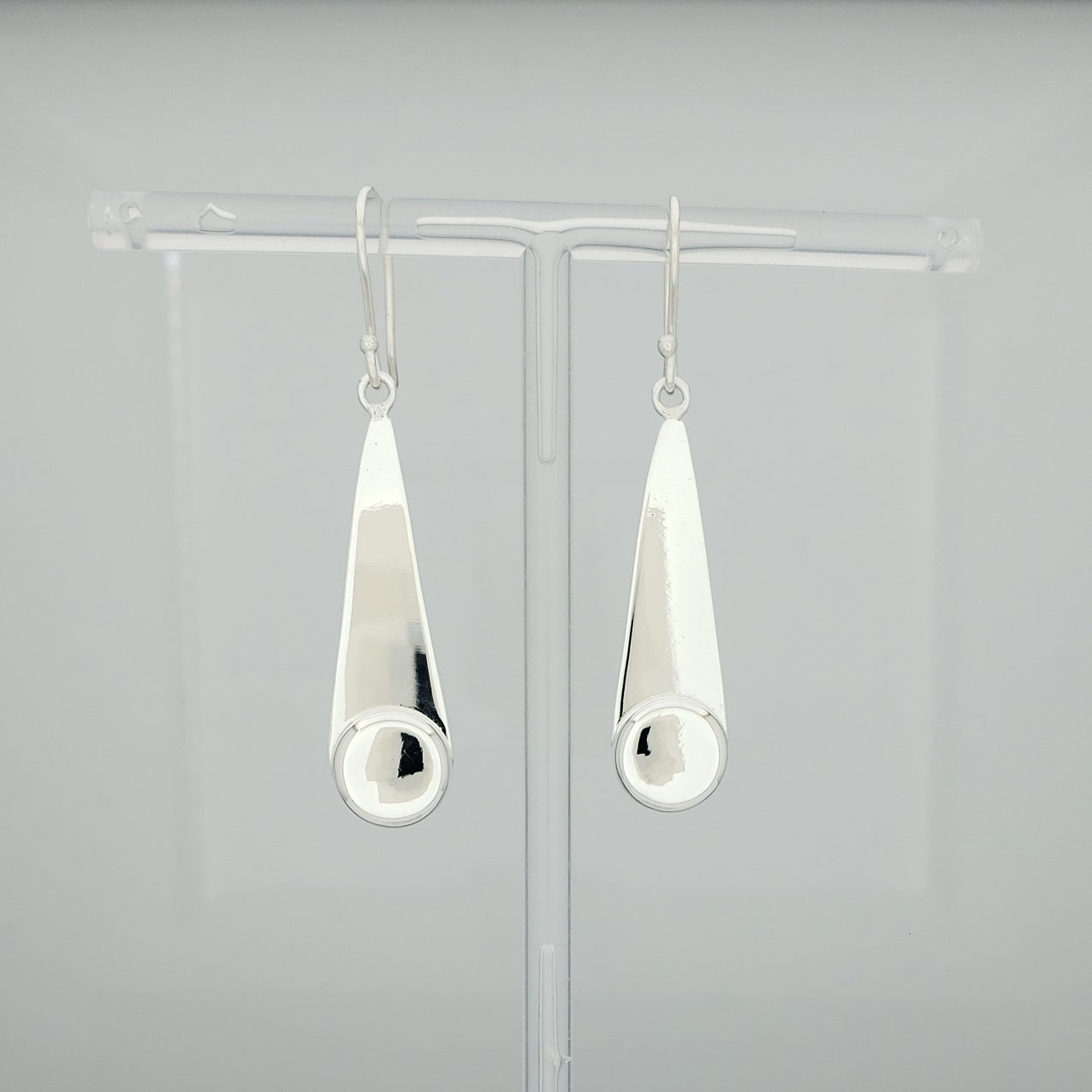 Arete plateado gota con circulo