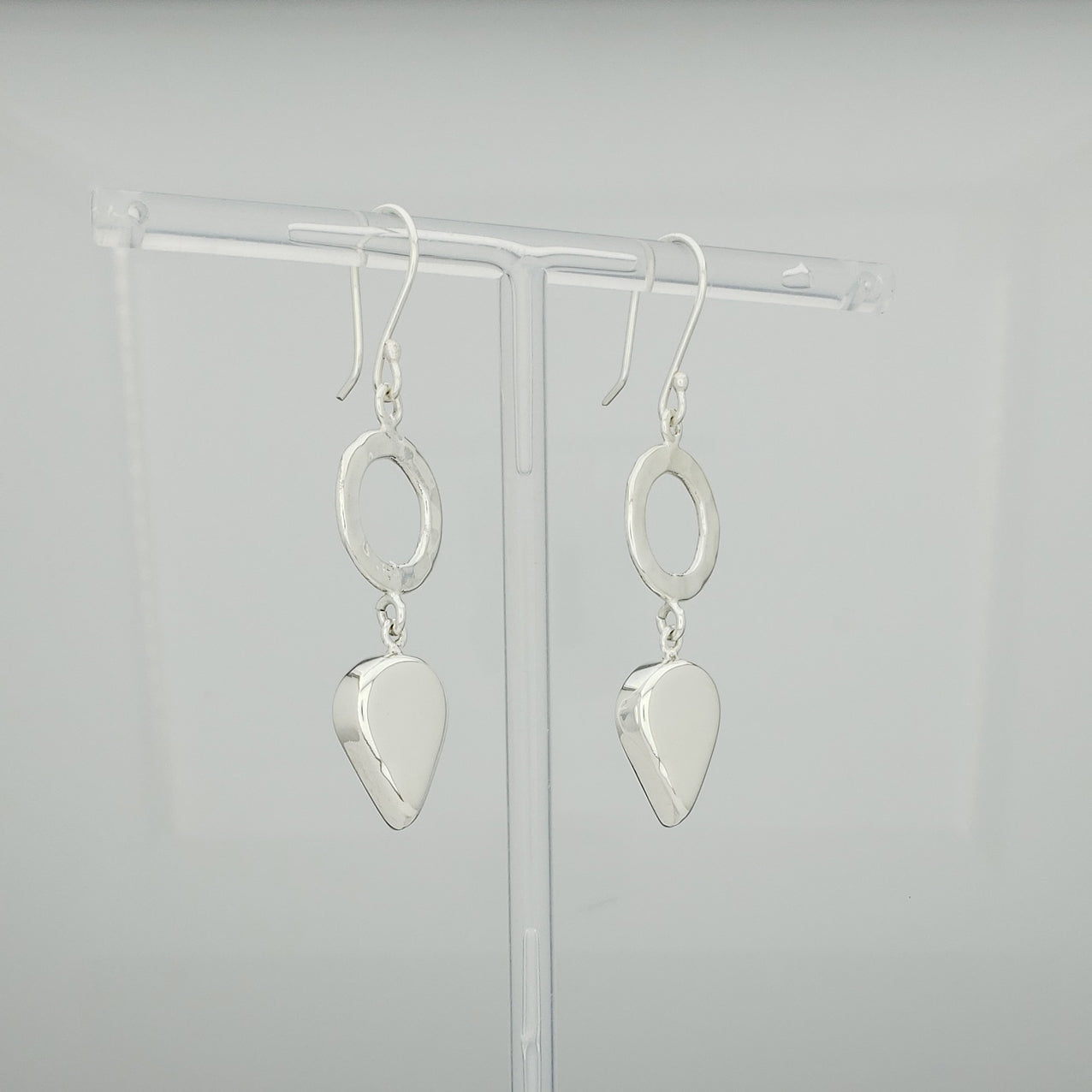 Arete plateado flecha