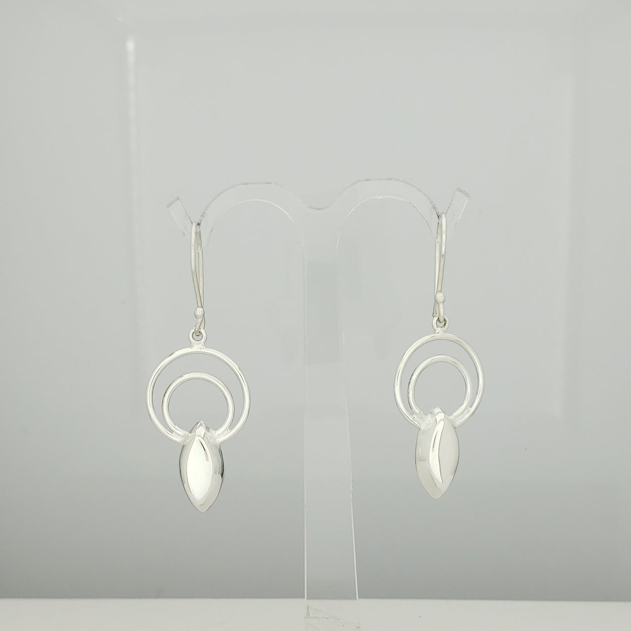 Arete plateado almendra