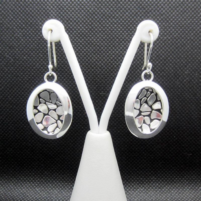 ARETES PLATEADOS TEXTURA EMPEDRADO - Petick Joyería Artesanal