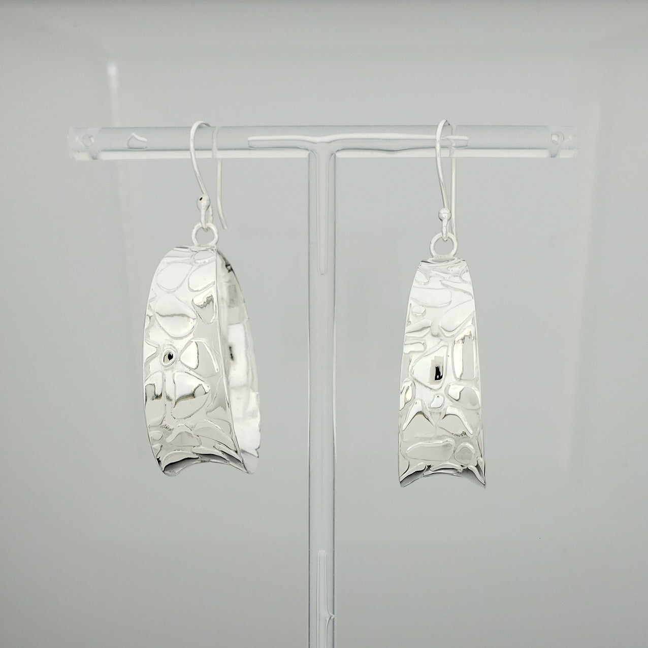 Arete plateado aro empedrado