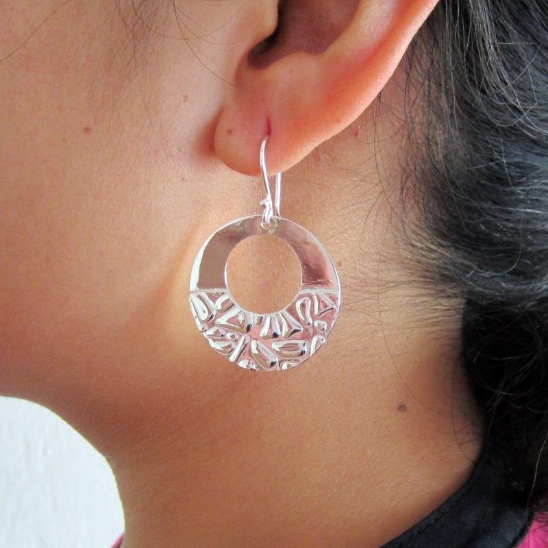 ARETES PLATEADOS DISCO EMPEDRADO - Petick Joyería Artesanal