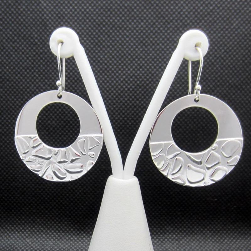 ARETES PLATEADOS DISCO EMPEDRADO - Petick Joyería Artesanal