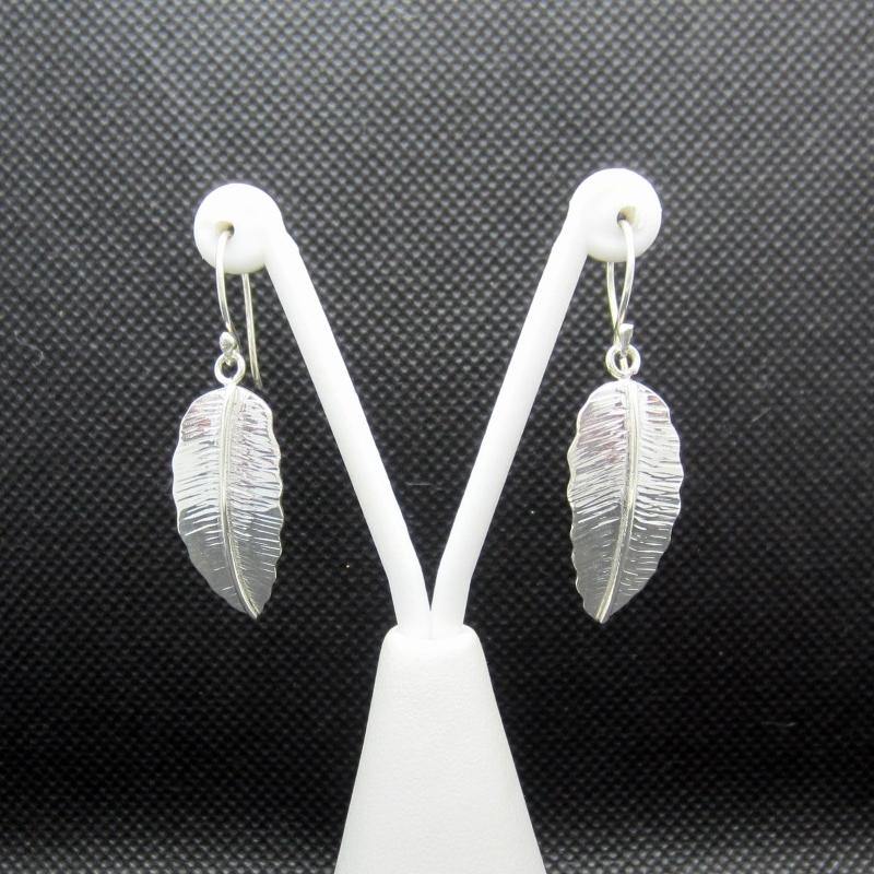 ARETES PLATEADOS HOJA CINCELADA - Petick Joyería Artesanal