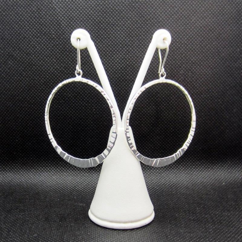 ARETES PLATEADOS ARO CON TEXTURA - Petick Joyería Artesanal