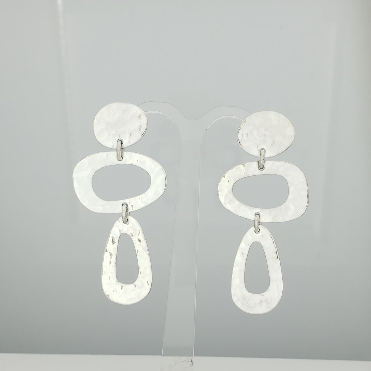 Arete plateado figuras con poste