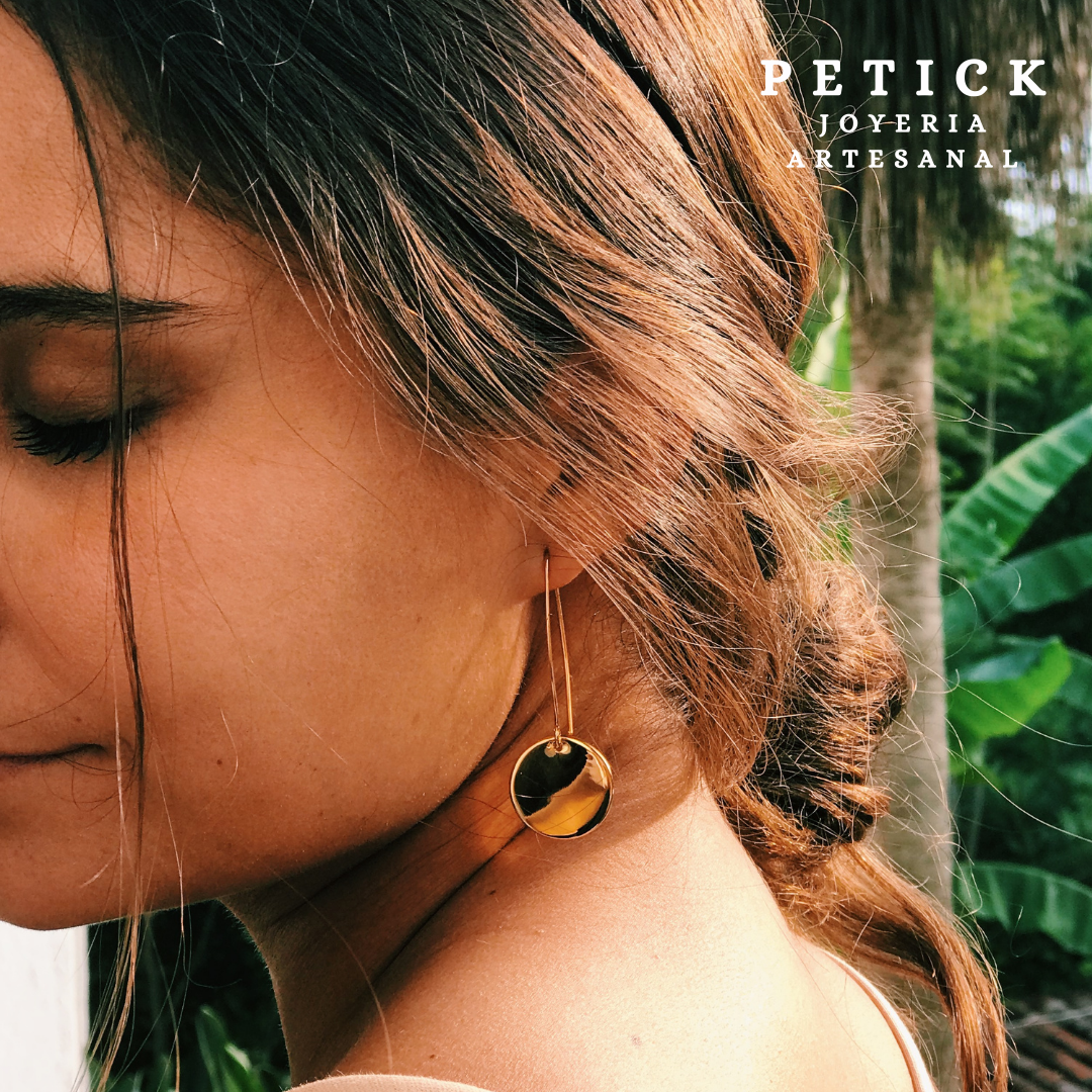 Aretes almendra y medallita