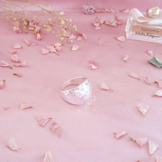 Anillo plateado vaciado domo martillado