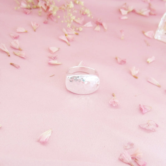 Anillo plateado vaciado boleado