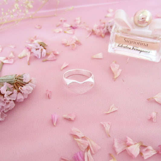 Anillo plateado vaciado corazón