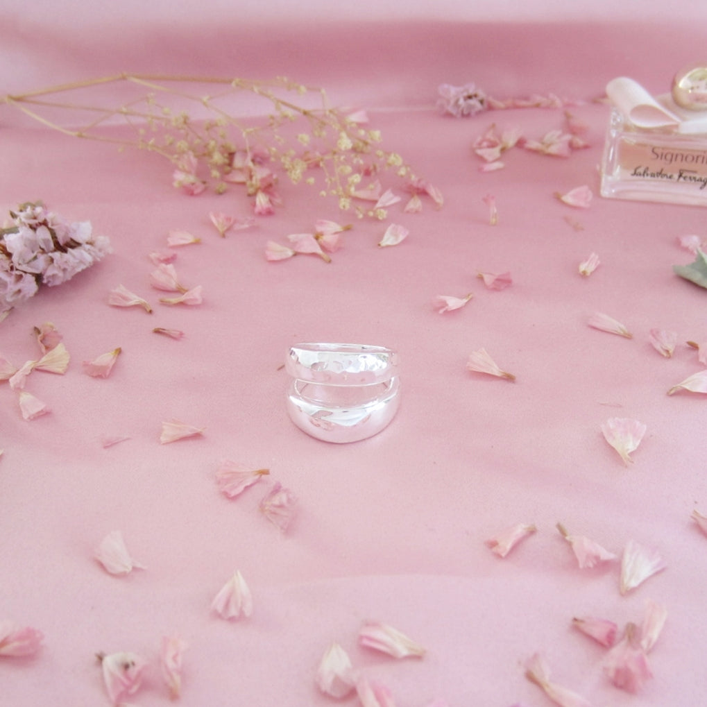 Anillo plateado vaciado doble banda