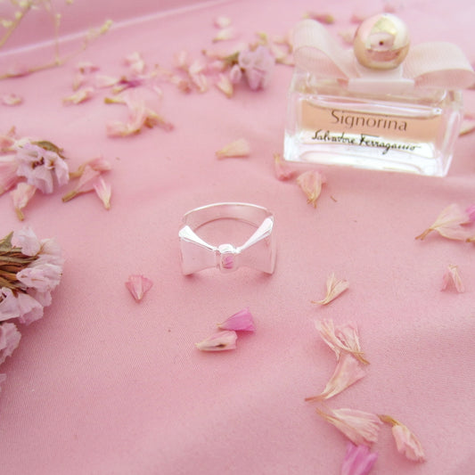 Anillo plateado vaciado moño