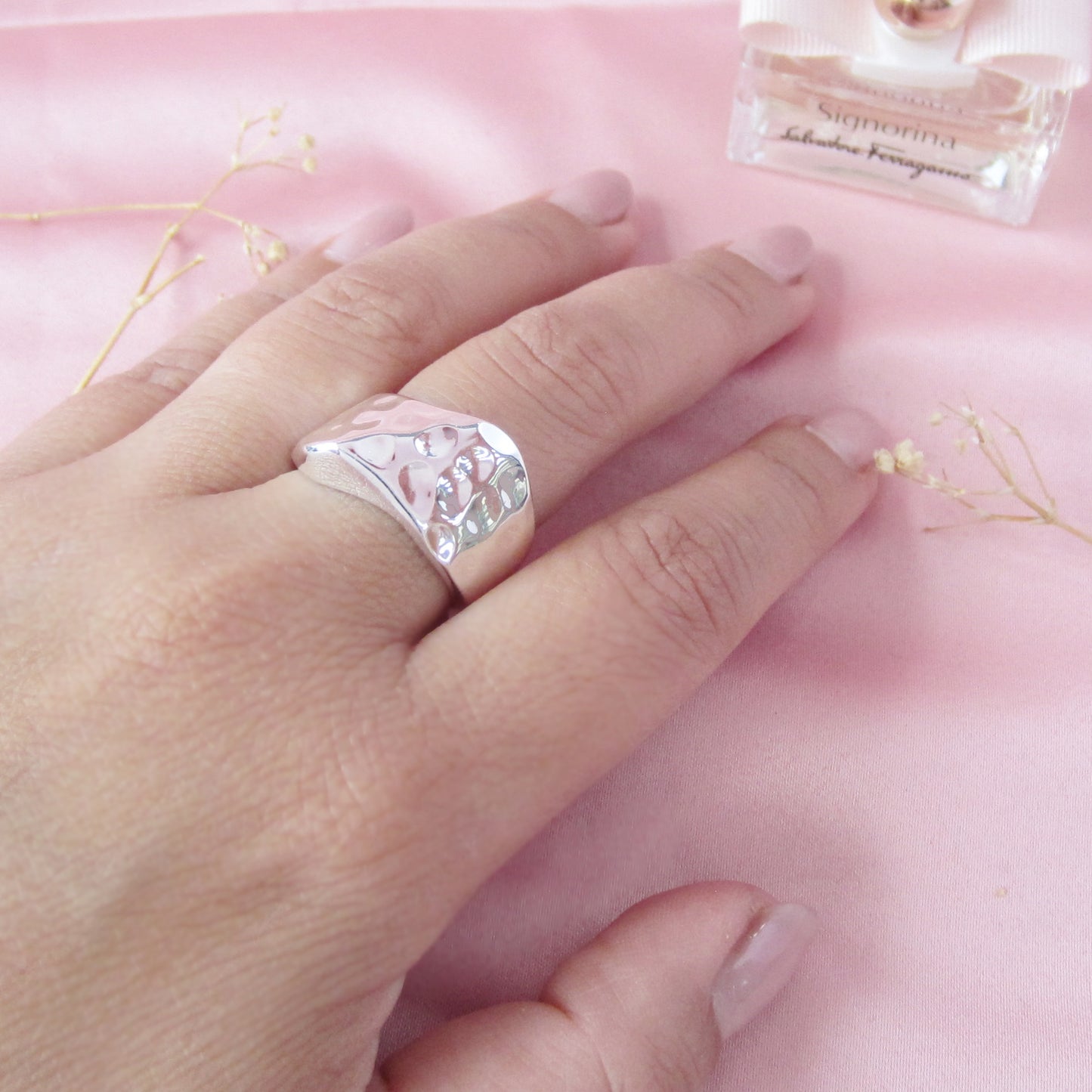 Anillo Plateado Vaciado Pellisco