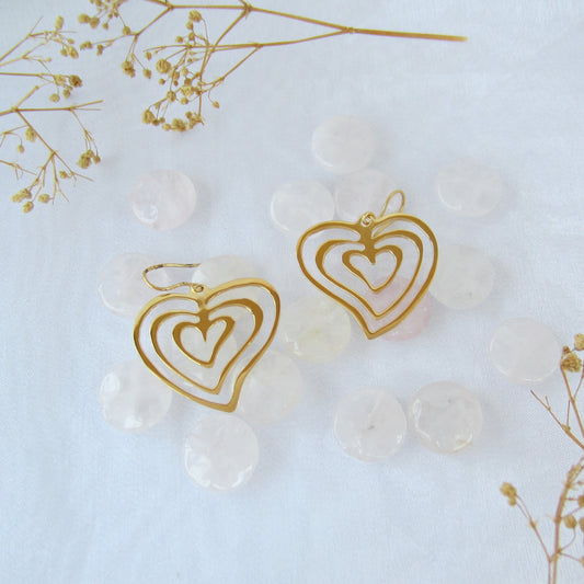 Arete Dorado Corazón Calado en Disminución