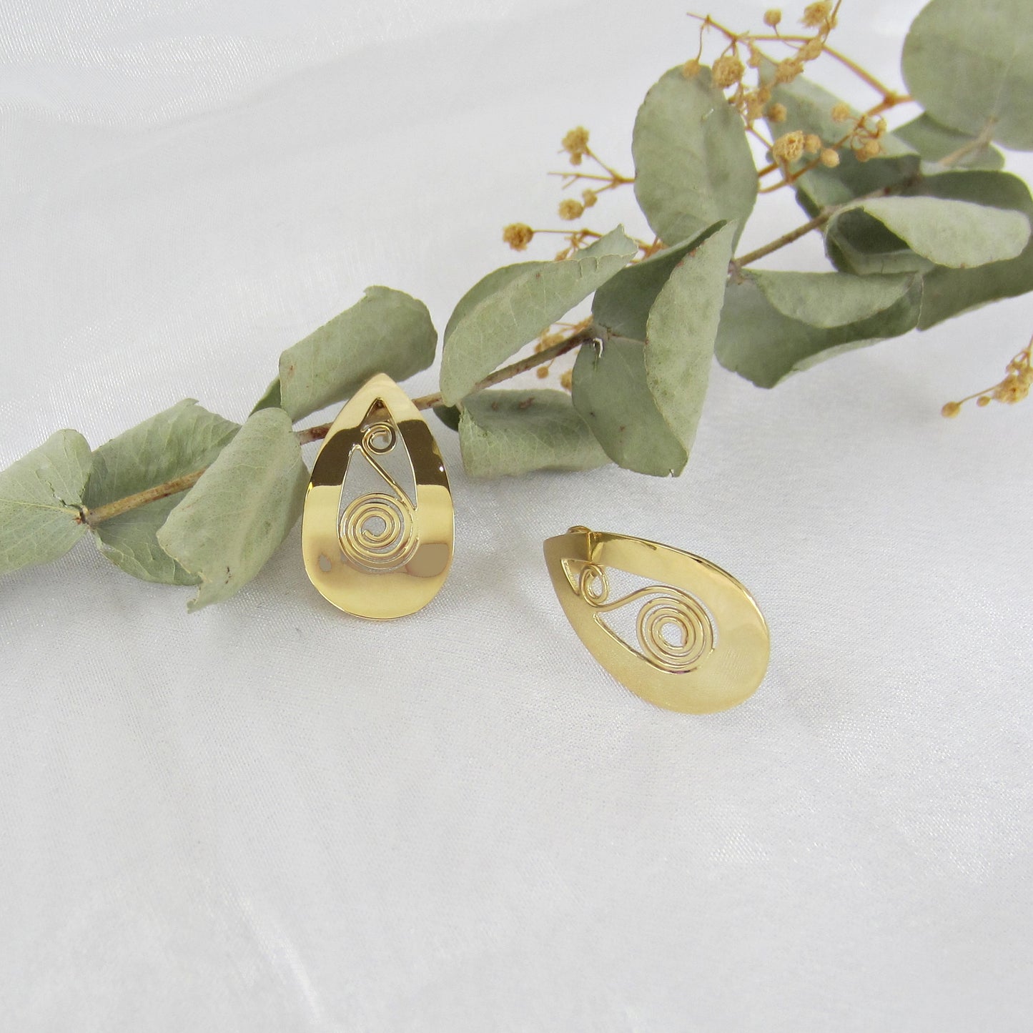 Arete Dorado Gota Chinos