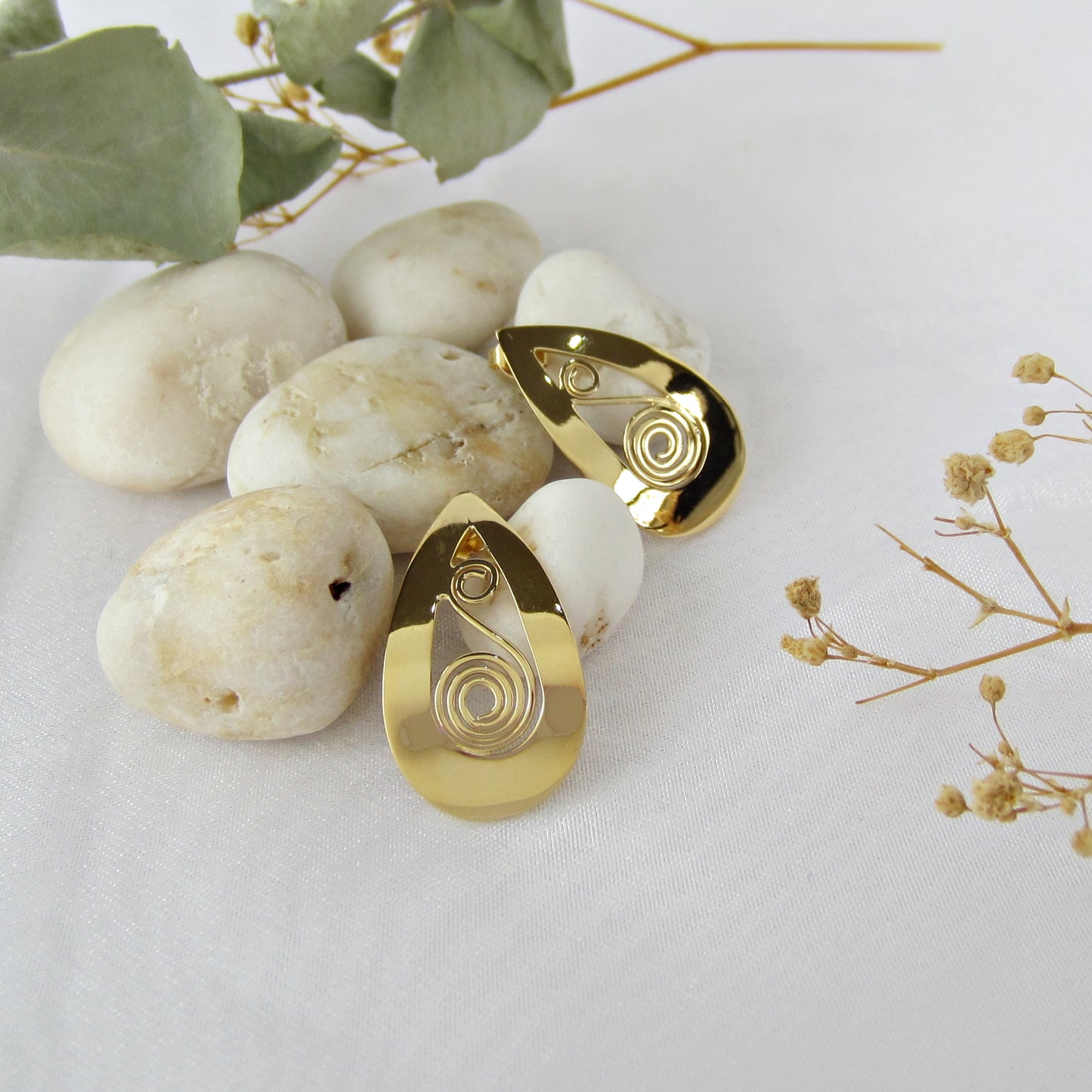 Arete Dorado Gota Chinos