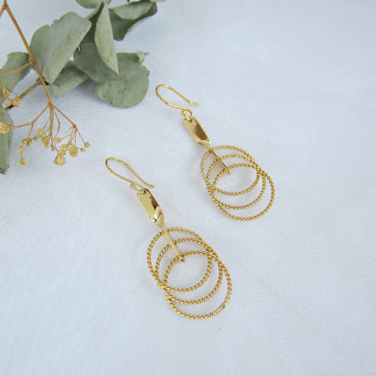 Arete Dorado Triple Circulo Trenzado