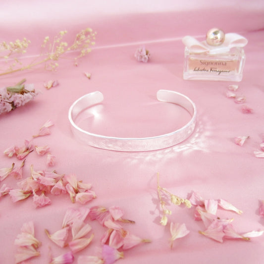 Brazalete plateado banda martillado