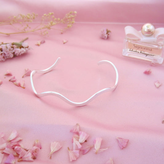 Brazalete plateado delago ondas