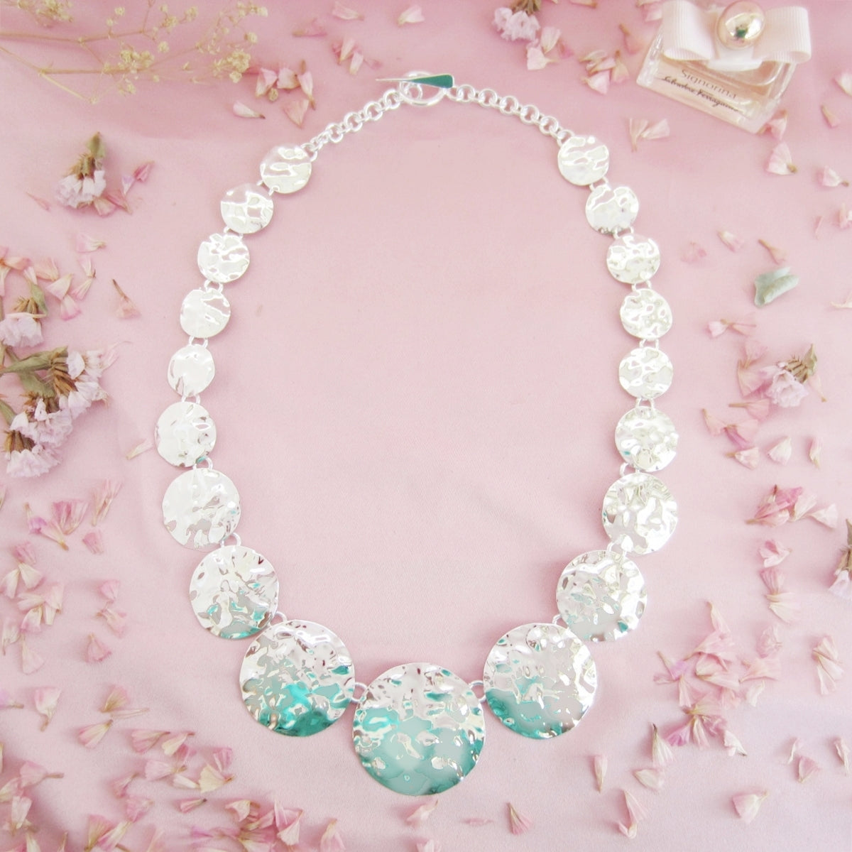 Collar plateado bombeado