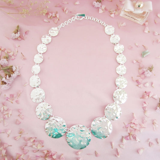 Collar plateado bombeado