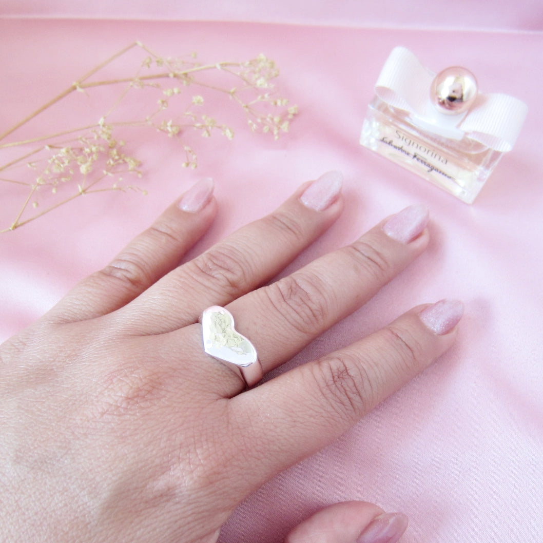 Anillo plateado vaciado corazón