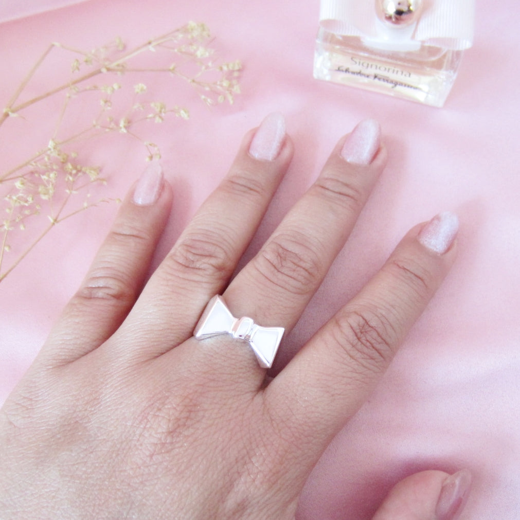 Anillo plateado vaciado moño
