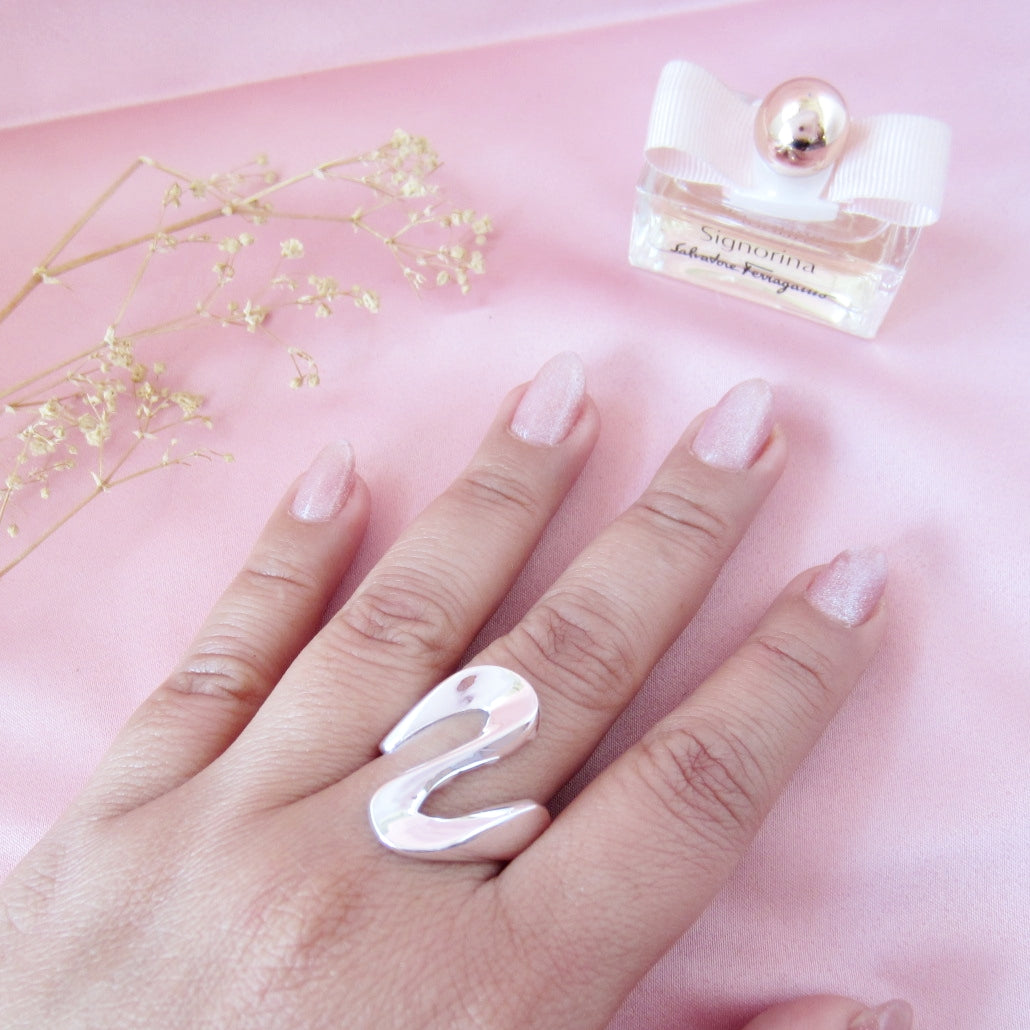 Anillo plateado vaciado listón