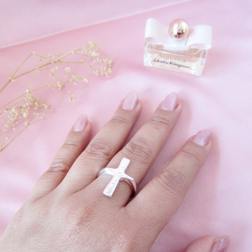 Anillo plateado vaciado cruz