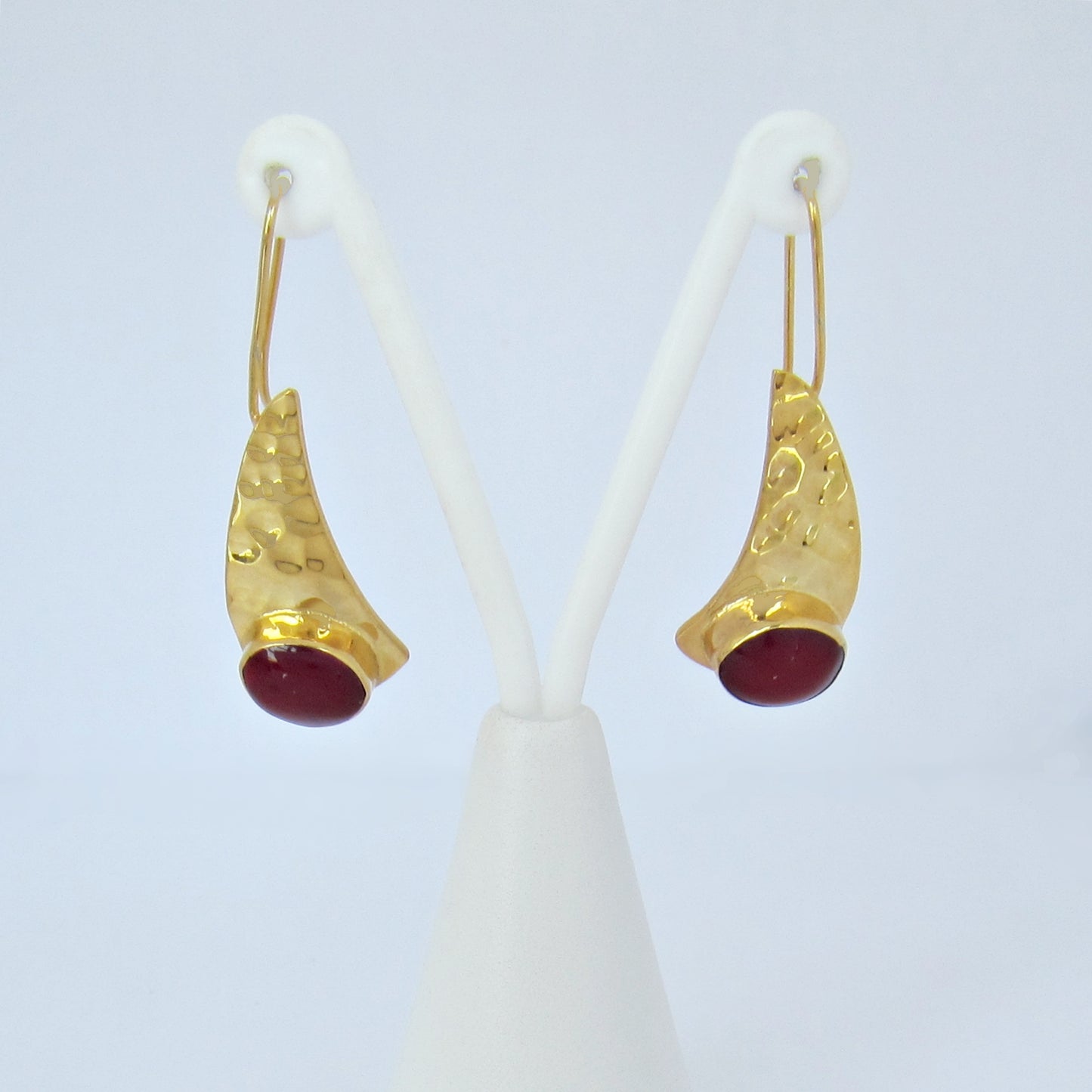 Arete Dorado Ala Martillada con Piedra