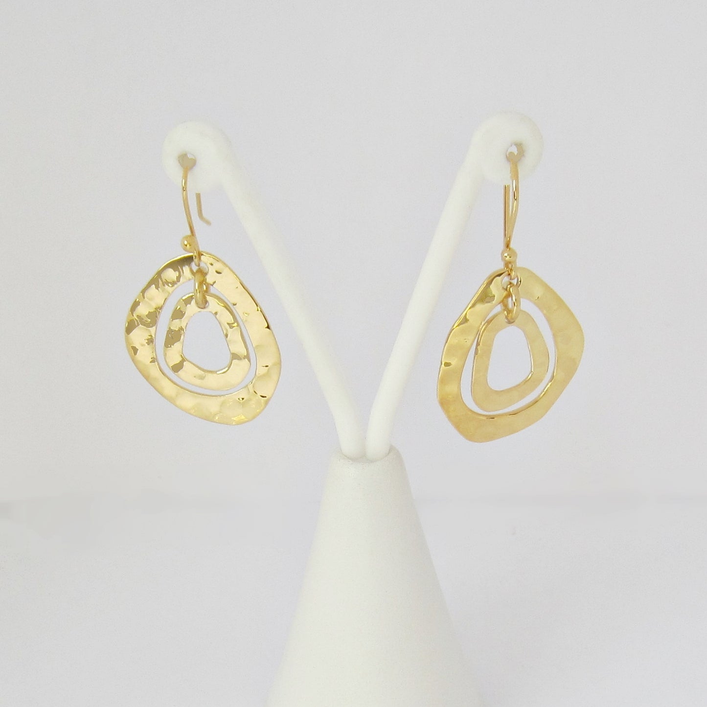 Aretes Dorados Roca Triangular