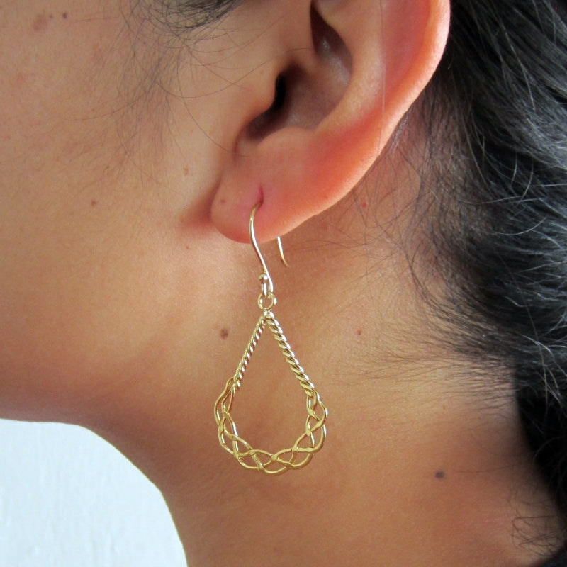 Aretes dorados canasta