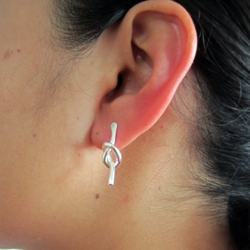 Aretes plateados nudo marinero