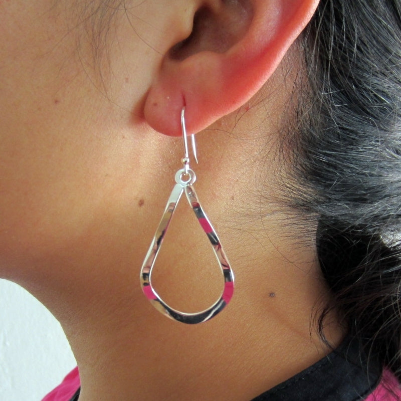 Aretes plateados gota ondulada