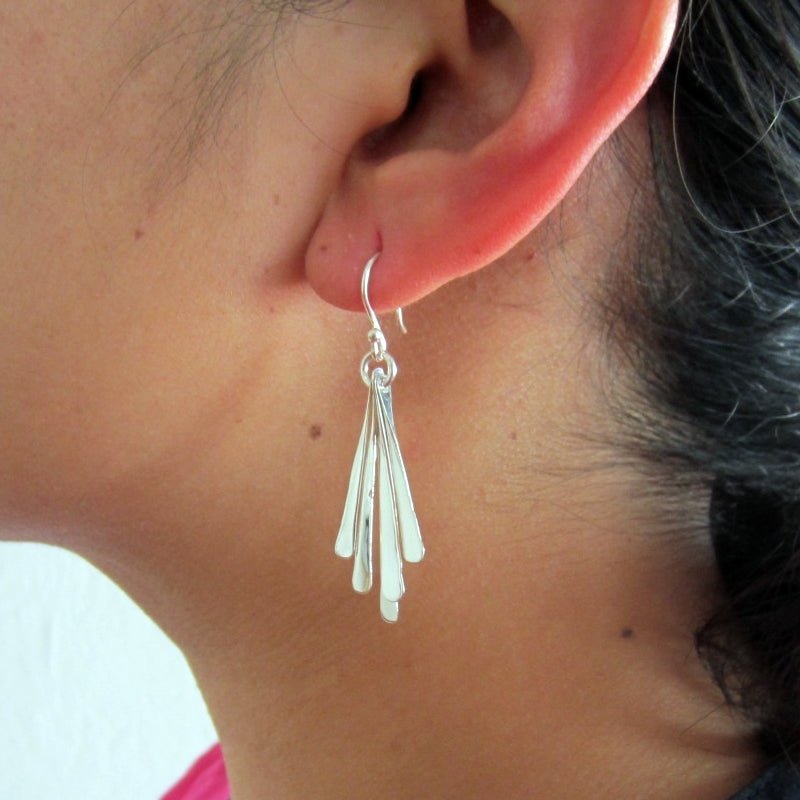 Aretes plateados abanico