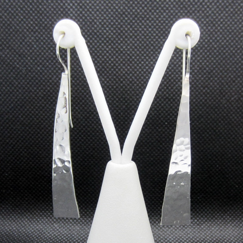 Aretes plateados obelisco