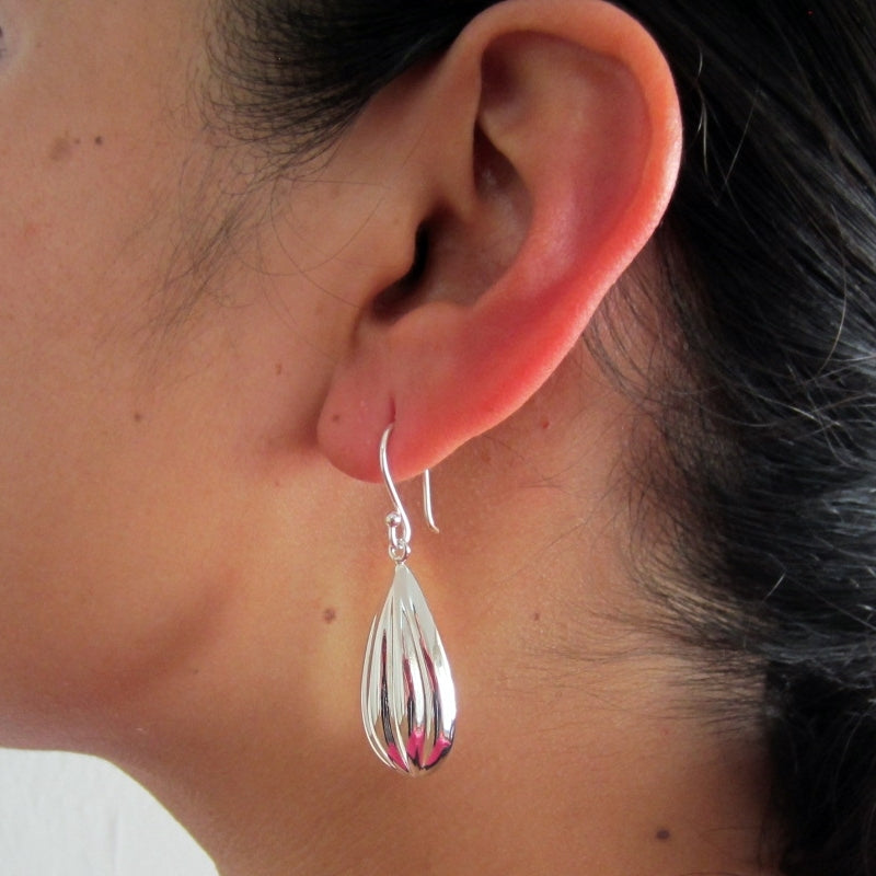 Aretes plateados capullo