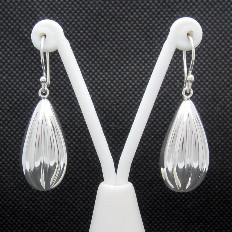 Aretes plateados capullo